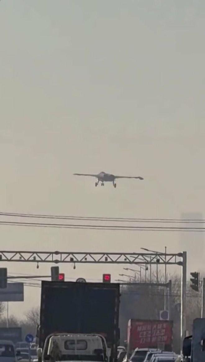 海外谈中国:神秘无尾隐身战斗机拥有可旋转的翼尖 提高控制能力(图2)