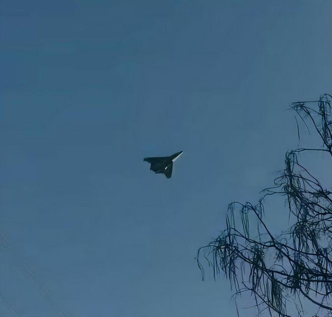 海外谈中国:神秘无尾隐身战斗机拥有可旋转的翼尖 提高控制能力(图5)